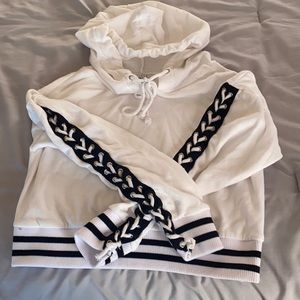 CROPPED WHITE HOODIE